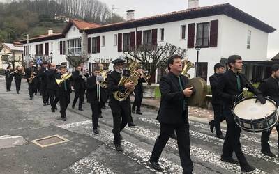 Santa Zezilia eguna karrikaz karrika ospatu dute Lesakako musika taldeek