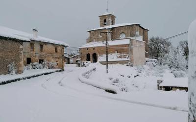 Arabako Mendialdean errepideak garbitzen dituzten traktoreak ez dira atera