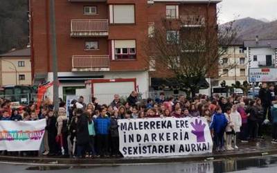 [ARGAZKIAK] Emakumeen kontrako indarkeria salatzeko karrikara atera dira herritarrak