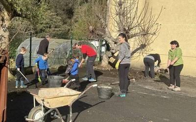 [ARGAZKIAK] Auzolanean garbitu dute Goizuetako eskolako patioa