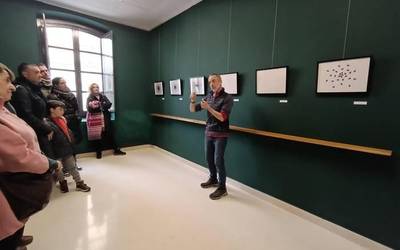 David Hoskingen erakusketatik bisita gidatua eskaini dute, artistaren beraren eskutik