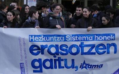 Ikamak abiatu ditu Azaroaren 25eko mobilizazioak, hezkuntza feminista aldarrikatuta