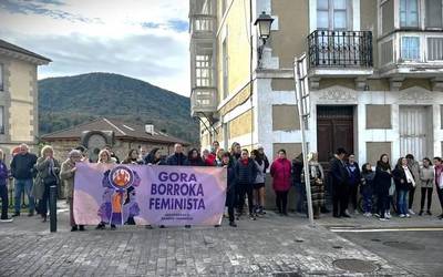 Artziniegako Talde Feministak mobilizazioa egin zuen igandean beste eraso matxista bat salatzeko