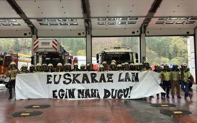 Zubillagako suhiltzaileek euskaraz lan egiten jarraitu gura dutela aldarrikatu dute