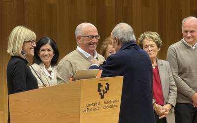 Hurkoa fundazioaren Urrezko H saria jaso du Javier Zubizarreta alkatea ohiak