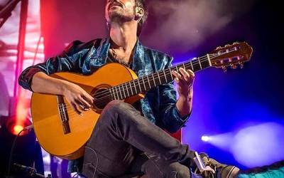 El Bicho taldeko Victor Iniestaren kontzertua Bergarako San Juan auzoan, azaroaren 29an