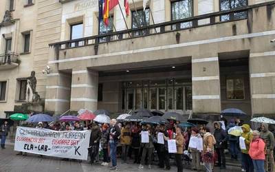 Euskarari gaztelaniak duen estatus bera aitortzeko eskatu dute Kontseiluak, ELAk eta LABek