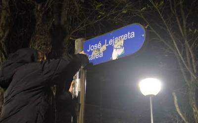 Jose Lejarreta kaleko plaka eta Espainiako bandera kendu ditu Ernaik