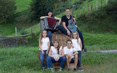 Jaione Olazabal eta bere familia kantari izanen dira asteazkenean Donezteben