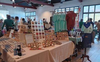 San Josepe eskolako burasoek antolatutako eguberriko merkatua egin dute Saran