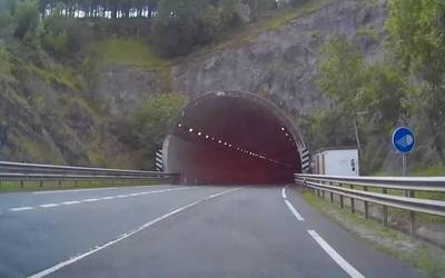 Bi autok istripua izan dute Azkarateko tunelean