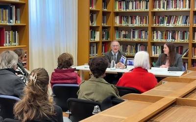 EHUko errektore Joxerramon Bengoetxeak bere azken liburua aurkeztu du Oñatin