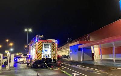 Sute txiki bat izan da Azkoitiko supermekatu baten teilatuan