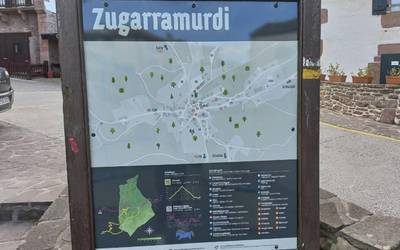 Informazio panelak paratu dituzte Zugarramurdiko plazan eta Etxutean