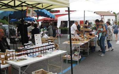 Eguberrietako merkatua prest dute Senperen abenduaren 6an