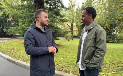 Kanpotik etorritako debagoiendarrekin euskararen inguruan solasean