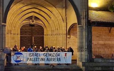 [ARGAZKI GALERIA]: Gazako genozidioa salatu eta Palestinari elkartasuna adierazi diote Elorrion