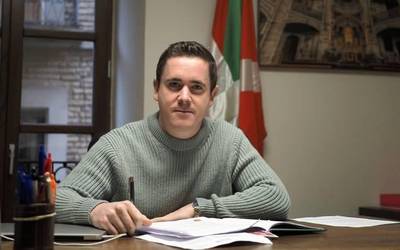 Dokumentuak faltsutzea egotzi diote Garcia Ezquerrori