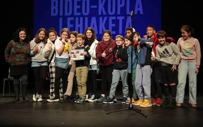 Ehunka lagun bildu ditu Aiaraldeko bideo-kopla lehiaketaren sari banaketak