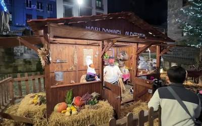 Zabaldu zuten Olentzeroren eta Mari Domingiren txabola eta Gabonetako argiak piztu ekitaldi jendetsuan