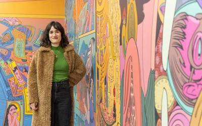 Raisa Alavaren horma-irudi erraldoi batek kolorea jarri dio Artium museoko gazteen liburutegiari