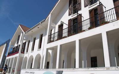 Udalak bi lanpostu bete ditu