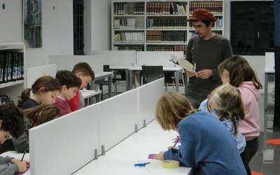 Itzalekin eta titereekin esperimentatu dute haurrek oihalaren atzean