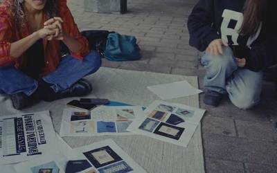 'Etiketa Beltza' arropa-marka solidarioa aurkeztuko dute zapatuan Eibarko Errebal Plazan