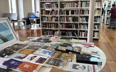 Euskarazko aurtengo liburuak pilatu dituzte liburutegiko erakusmahaian