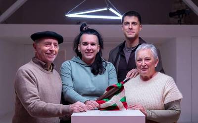 [BIDEOA]: Korrikak Zetak taldearen erritmora zeharkatuko du Euskal Herria, 'Xiberutikan Mendebaldera'