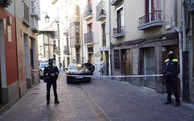 Adin txikikoak dituen familia bat etxegabetu du Gasteizko Udalak