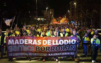 Indar erakustaldi berria egin dute Maderas de Llodioko langileek grebaren 83. egunean