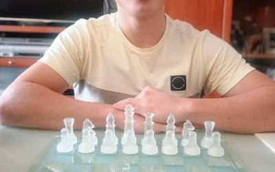Ander Otero: "Abantaila asko ditu xakean aritzeak, eta haurren garapenerako onuragarria da"