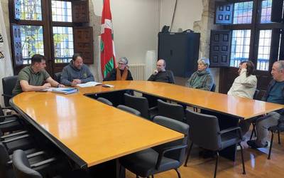 AHTaren lanek ur-horniduran sortutako arazoak konpontzeko eskatu dio udalbatzak ADIF udal adierazpenaren bidez