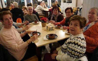 Txokolate beroa eman die Beheko Plazak bere bazkideei, Santa Luzia eguna ospatzeko