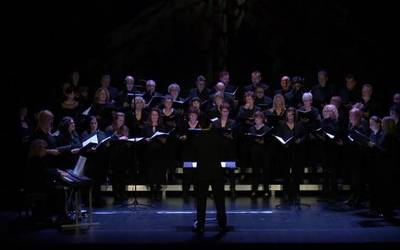 Gabonei ongietorria egin diete Bergarako Orfeoiaren kontzertuan