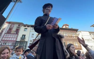 Olentzerorentzako gutunak banatu dizkiete Arrasateko haurrei