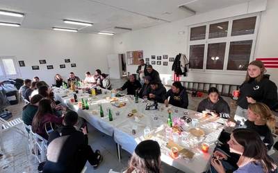 Patata-tortilla lehiaketa, bazkaria eta kontzertu akustikoa Zubitxa Zentro Sozialistaren 5. urteurrena ospatzeko