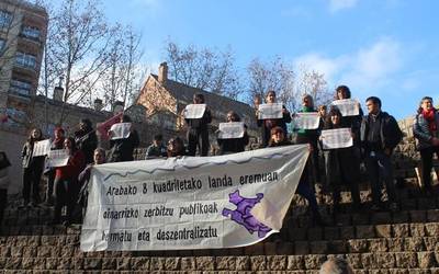 Zaintzak erdigunean jartzearen alde egin dute Gasteizen