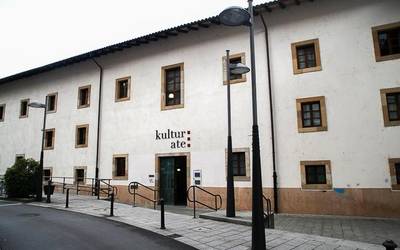 Arrasateko Udal Biblioteka 09:00etan irekiko dute aurrerantzean