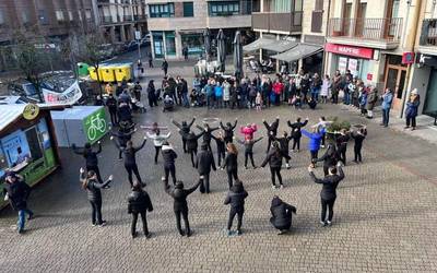 Hamargarren urteurrenean dantza kalera atera zuten