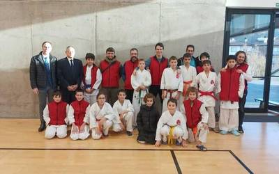 Kanku karate eskolakoak bikain aritu dira Aretxabaletan jokatutako Gabonetako jaialdian
