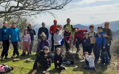 Hamarkada bat mendian hizkuntza eraikitzen