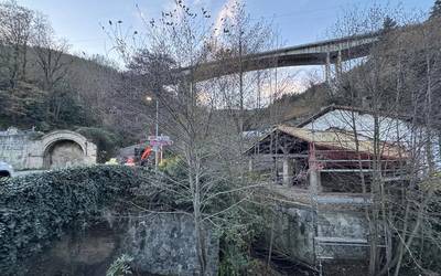 Alberjazarreko teilatua konpontzen ari dira