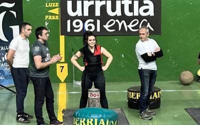 Harri jasotzaileek Irurtzungo pilotalekua leporaino bete zuten