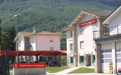 Foruzaingoak gidari bati diligentziak zabaldu dizkio