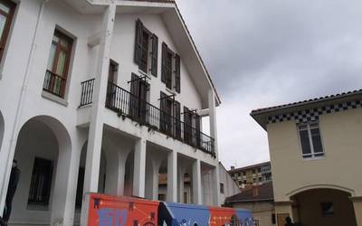 Arakilek emakume batek jasandako erasoa salatu du