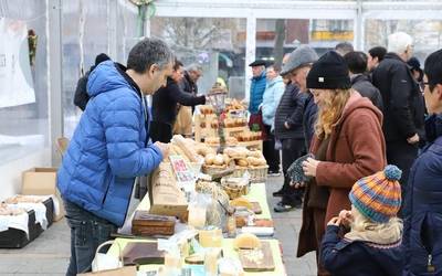 Santamasetako azokaren ohiturari eutsiz, baina aurten hegaztirik gabe