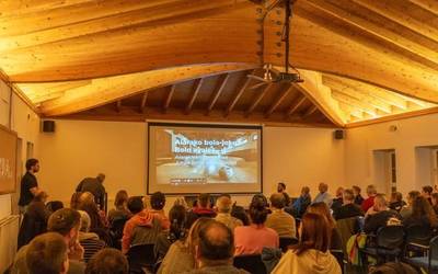 Aiarako bola-jokoaren oinarriak bideo batean jaso dituzte