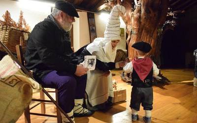 Olentzero eta Mari Domingiren bisita jaso dute Aiako haurrek Iturraranen